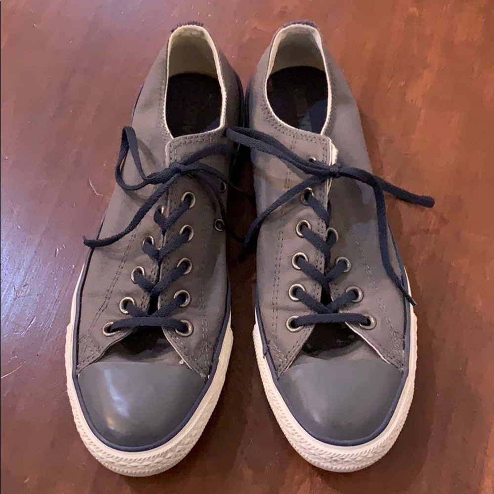 Converse like new.  Men’s 8, Women’s 10.